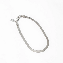 Load image into Gallery viewer, Wolf Circus - Herringbone Bracelet Silver
