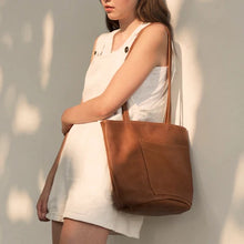 Load image into Gallery viewer, Erin Templeton - Bucket Bag Caramel
